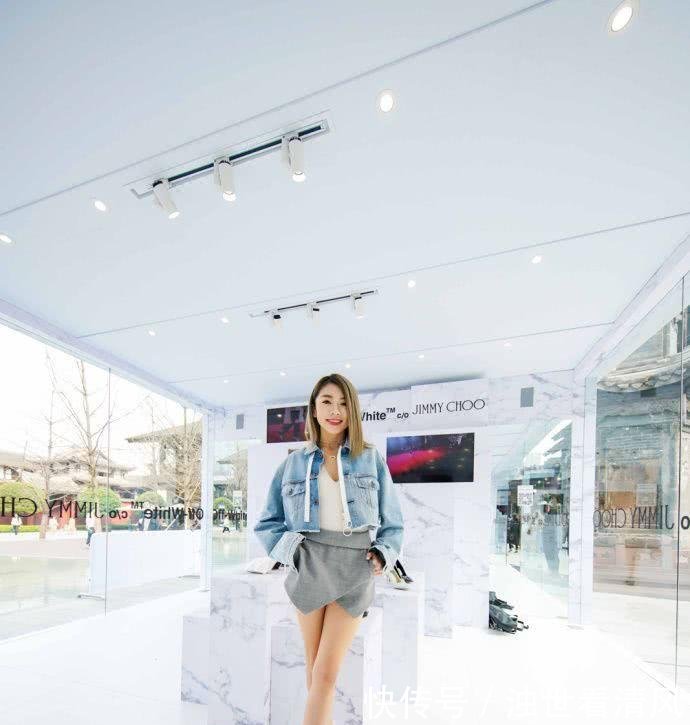 程晓玥真会玩, 穿超短裙亮相, 2万5高跟却裹了一层塑料袋!