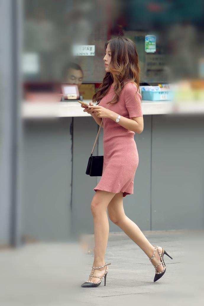 素人街拍: 身材好真是穿什么都好看, 图四是展现水蛇腰