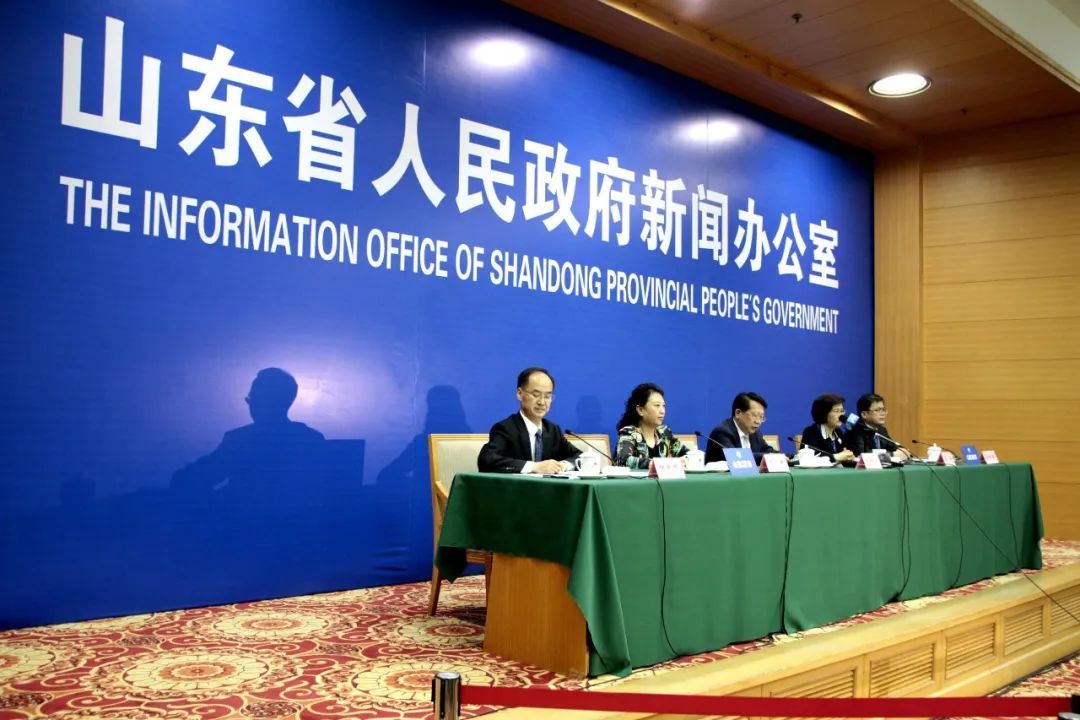  转为@权威发布丨山东新冠肺炎疫情防控由多管齐下的应急性超常规防控转为科学精准的常态化防控