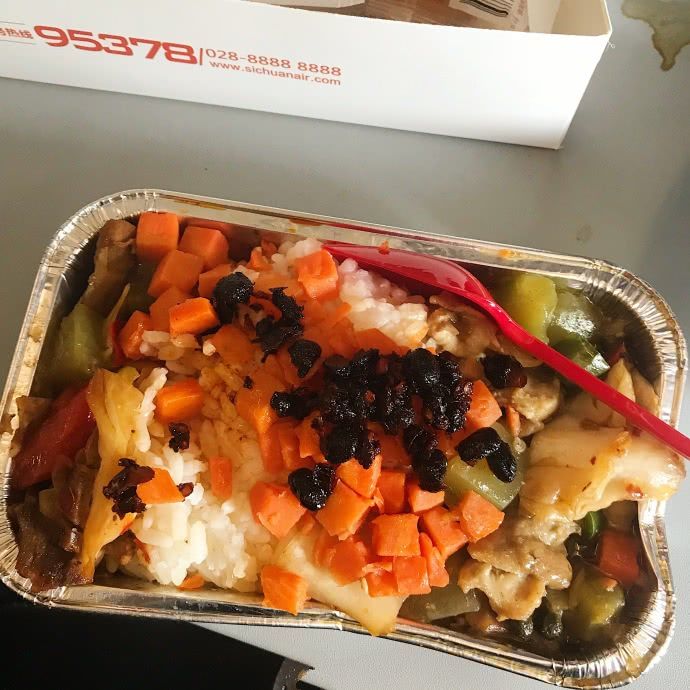 如图川航飞机餐沦落到了如此地步,让乘客敬而远之,却还是没有躲过去_