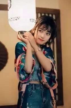 沈月清纯又可爱，穿衣也非常耐看呢！