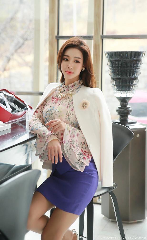 时尚搭配：包臀裙搭配高领碎花长袖，轻松打造女性高雅的职场气质