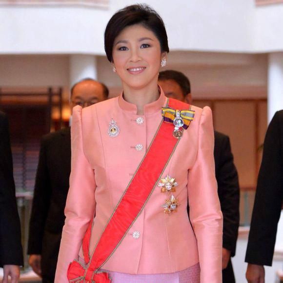 消失已久的英拉突然现身北京，素颜出境，形象亲民