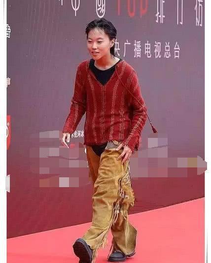 搭配黑洞：窦靖童的裤子又刷三观！网友喊话王菲：你不管管吗？