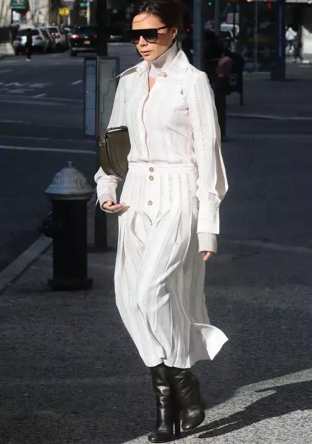 “贝嫂”维多利亚裙子就不能提上去点吗？网友：像一个行走的扫帚