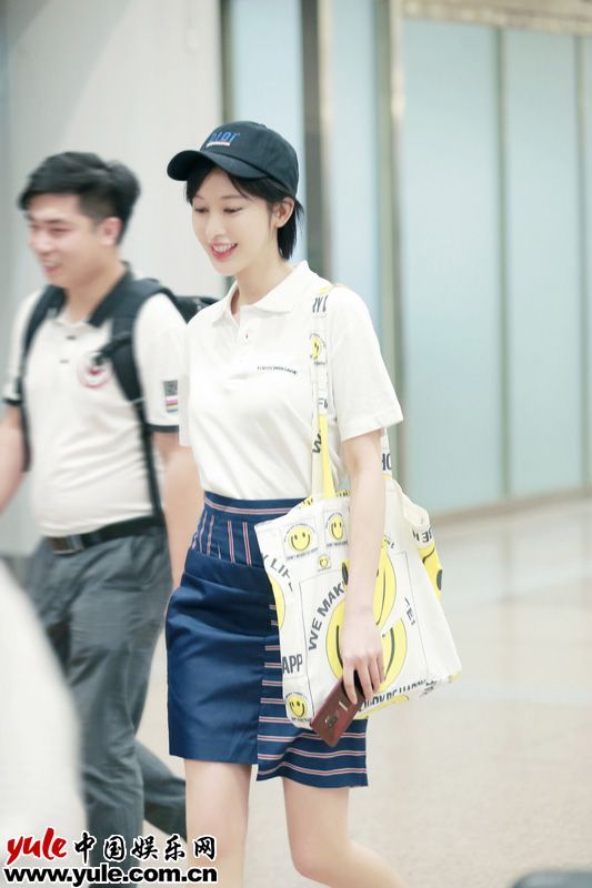 张俪Polo衫短裙长腿吸睛 堪称清爽夏日的最佳穿搭