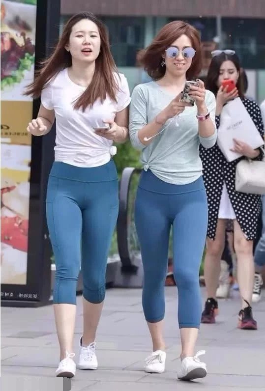 性感闺蜜逛街，墨镜姐霸气风月，长发妹紧身裤勒出的线条反败为胜