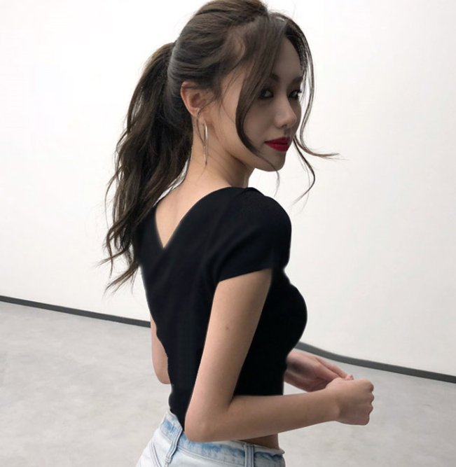 前凸后翘的女人，多穿这样的紧身T恤，不仅性感迷人，且精致有范