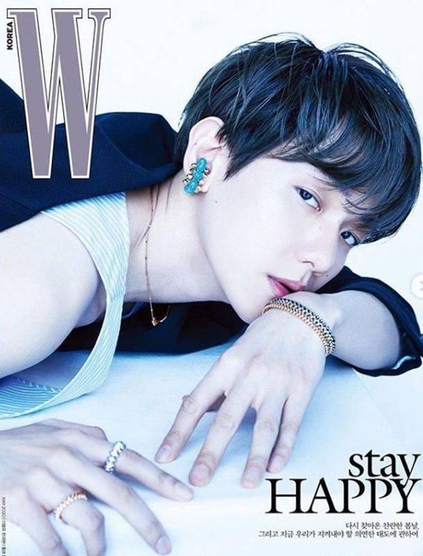 『性感』EXO 边伯贤《W》画报公布，秀出“清爽、性感迷人”的翻转风采