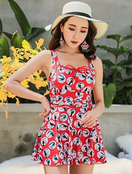 时尚可人的泳衣美女，展现出婀娜多姿的身姿，释放迷人的女人味！