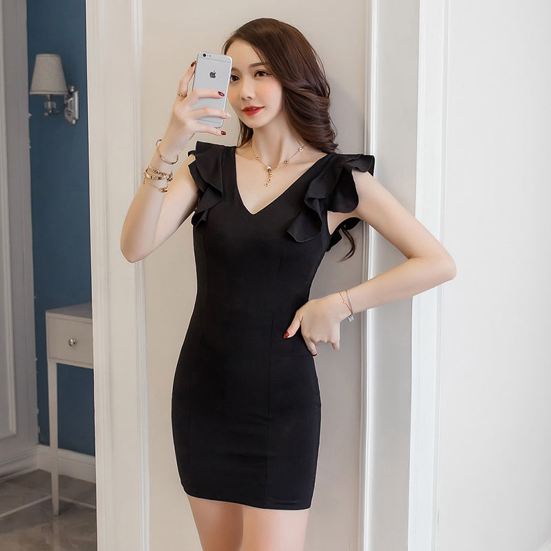 身材丰满别藏起来，包臀连衣裙秀出曲线美，配夜店风高跟，撩人