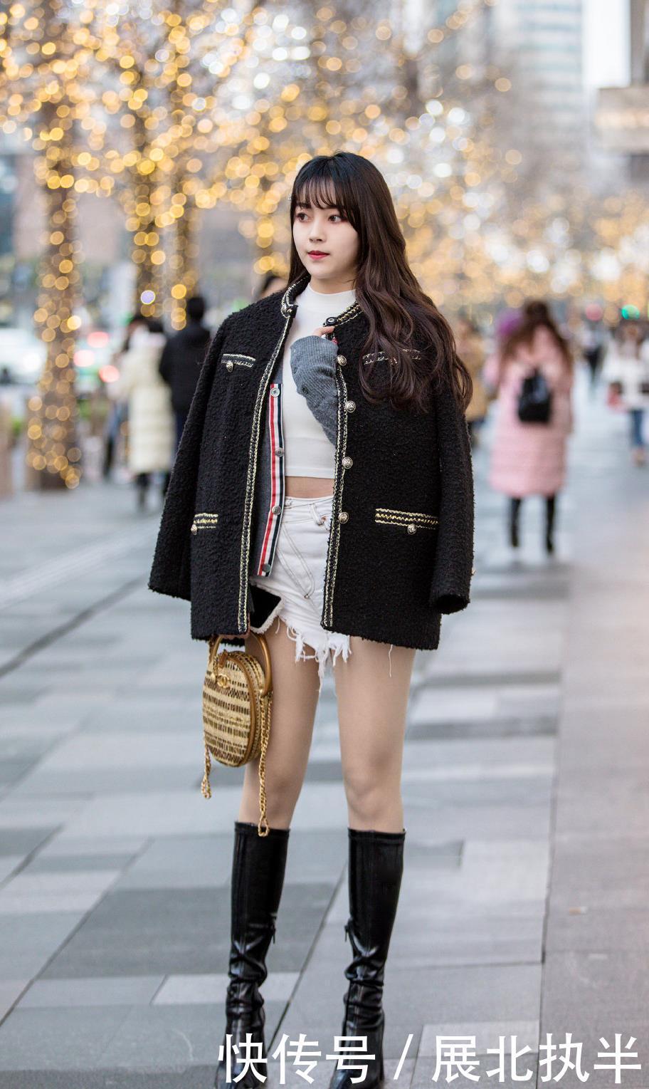  冬天：美女冬天穿高筒靴搭配肉色丝袜，时尚保暖还凸显美腿颀长