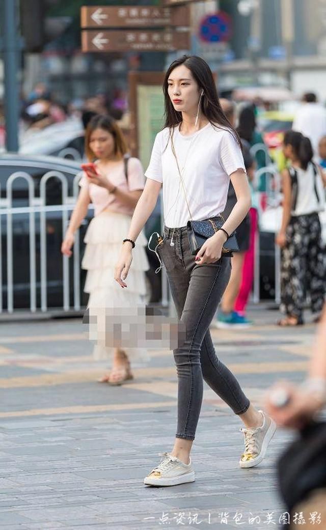 路人街拍,小姐姐打着伞漫步在雨中,满满的女人味