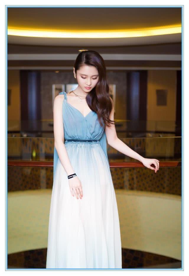 当毛俊杰和张慧雯同穿蓝纱吊带裙，终于知道已婚和单身的差距了！