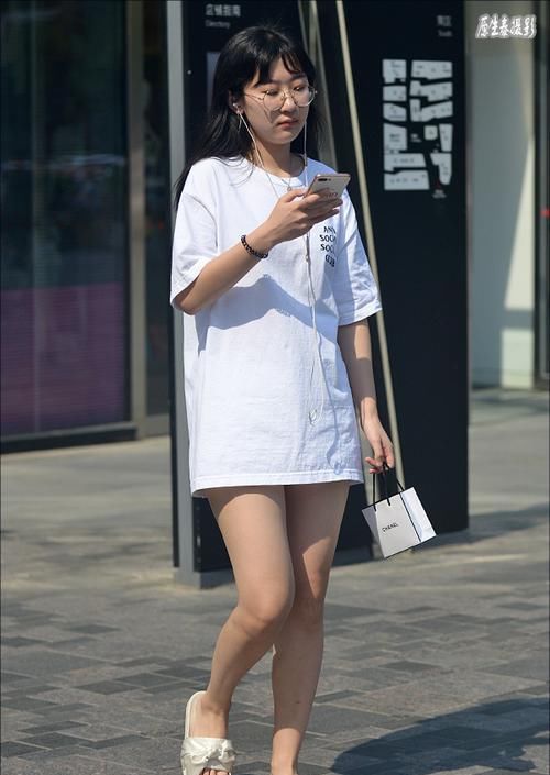  「晃眼」女神潮范儿美搭！街拍：夏日清凉性感美女，太晃眼了吧？（组图）