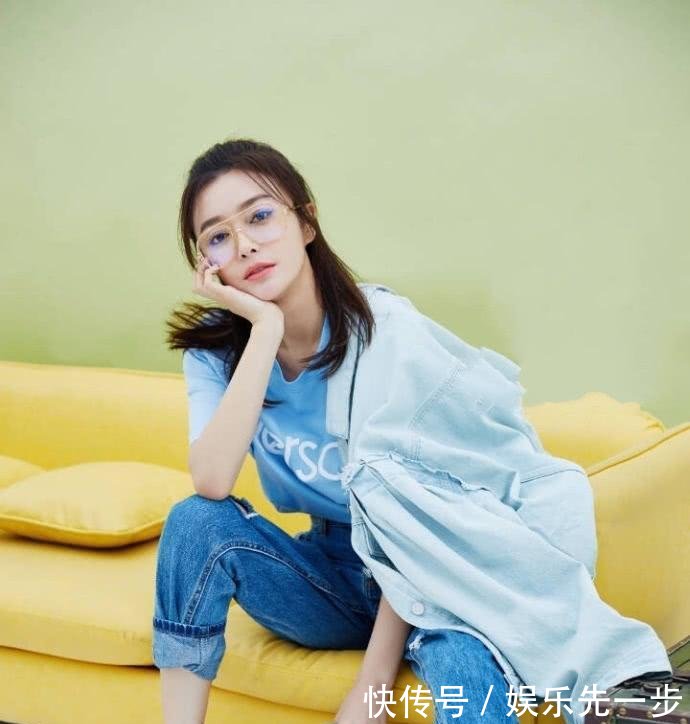 秦岚真会穿, T恤配格子半身裙嫩了不止10岁, 网友: 真有36岁么?