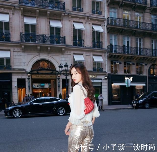 唐嫣金色高跷裤简直是显的腿长一米八的节奏，这回眸简直就是女神