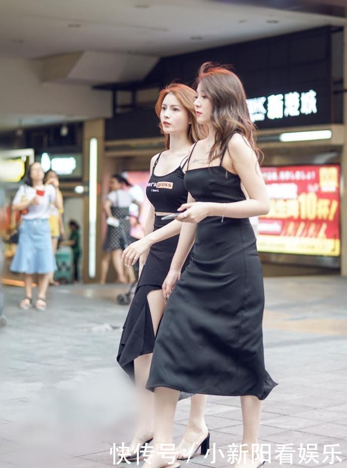 『黑裙』街拍 同穿吊带黑裙的小姐姐真是一对靓丽姐妹花