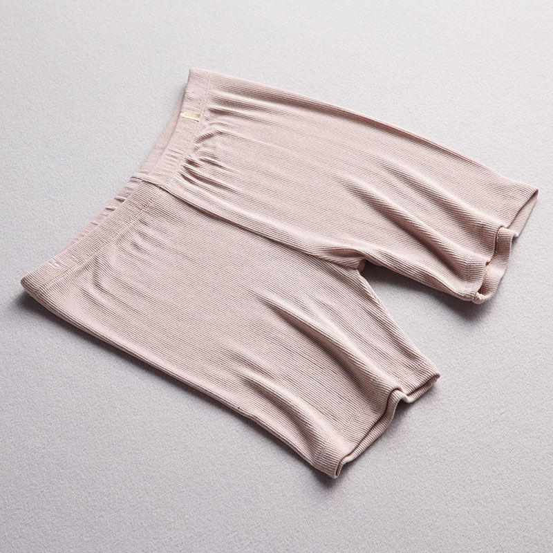 不穿裤子肉太多?穿了丝袜也太扎眼?聪明胖妹选择这么穿