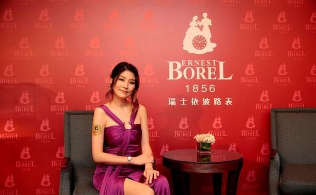  长袖：陈慧琳气场愈发高雅，穿玫蓝紫色绷带装了长袖连衣裙现身，46岁情况真棒