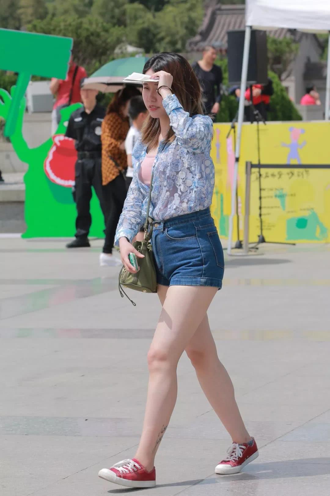 个子不高的美女穿个热裤刚刚好，衣服配搭只要看了舒服就行