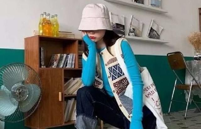  何不■毛呢大衣显沉重，何不参照下刘雯的穿衣搭配，一件祖父吊带背心搭出时尚潮流感