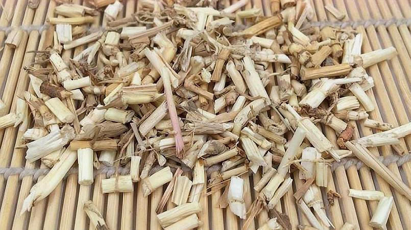  显眼：农村杂草以前不显眼，现在一斤卖二十元，农民不愿种植