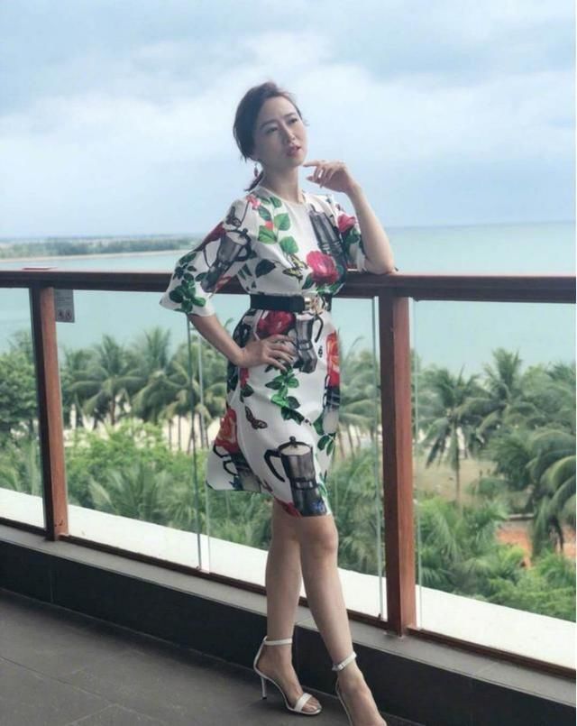 都是50岁的女人，萧蔷还在靠秀身材博眼球，翁虹却是气质取胜！