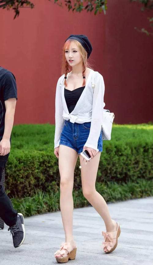 街拍：身姿曼妙迷人的小姐姐，飘逸秀发修长玉腿，时尚又性感！