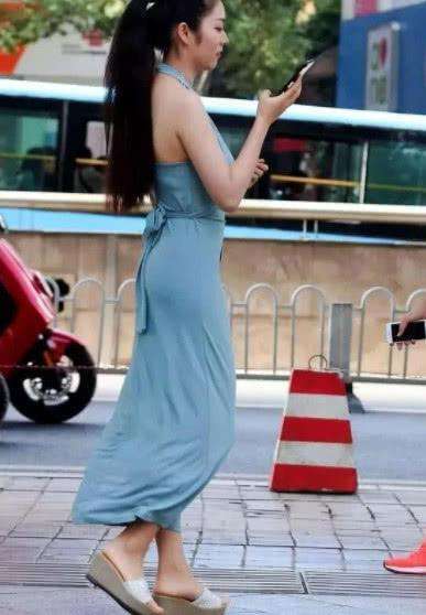 街拍: 丝滑的蓝色长裙, 彰显凹凸有致好身材, 十分提升气质