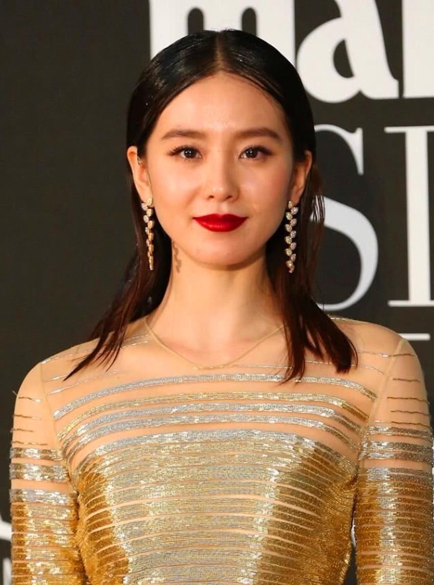 刘诗诗厉害了，穿“钢丝圈”连衣裙惊艳无比，网友:吴奇隆知道吗