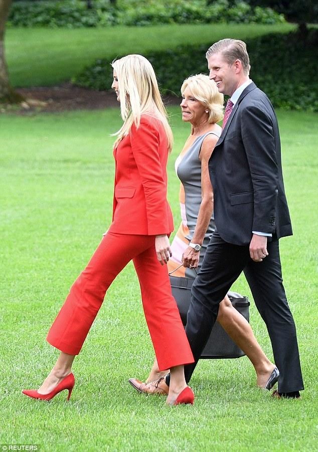 伊万卡赶往佛罗里达竞选集会，穿樱桃红西装和樱桃红高跟鞋