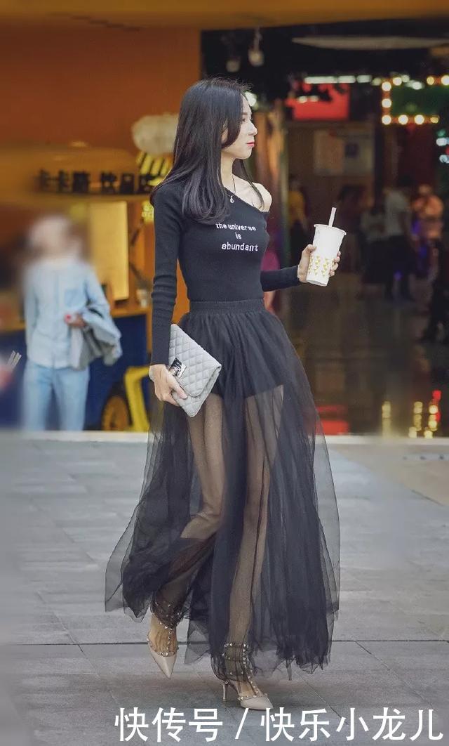  [回头]街拍：一双一字带的高跟凉鞋，走在夏日的街头，相信很多人都会为她回头