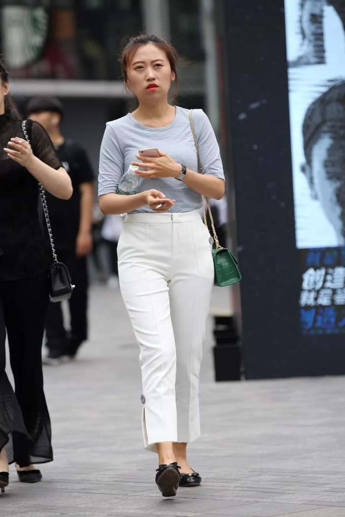 街拍：穿紧身白裤的辣妈, 身姿丰润腚梆宽, 长得很清秀很有味!