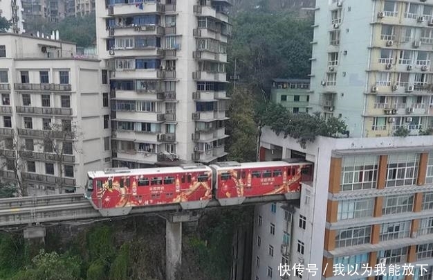 「睡觉」重庆轻轨穿楼而过，住在里面的人睡觉怎么办？居民说出实情