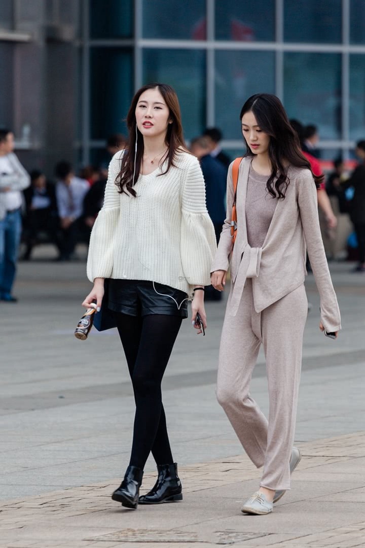 街拍:闺蜜长相和穿搭虽不同,个人气质却暗自较量,各有各的美