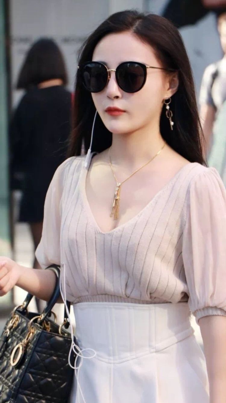 性感街拍丨同样是V领，有的是显山露水，有的是才露尖尖角!