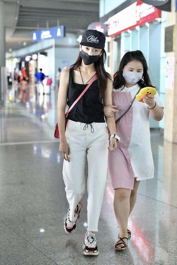 秦岚吴谨言上半身都好看，下半身都丑!一个腿型不好一个腿粗!