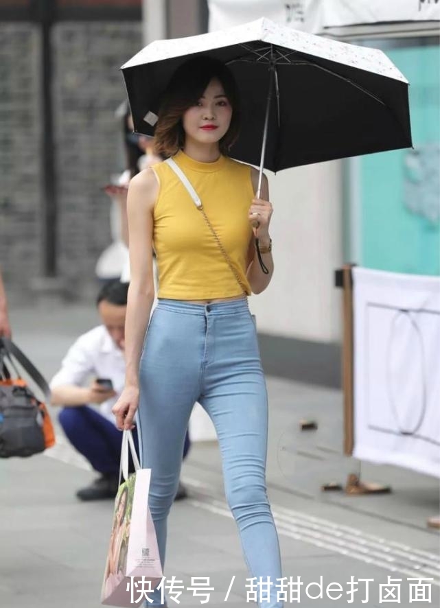 #优雅#亮黄色背心,修身牛仔裤,温柔大气,成为街上优雅动人的风景线!