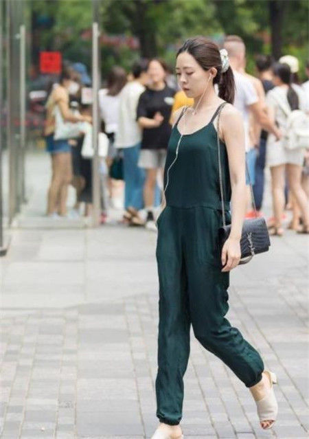【美女】街拍:美女穿黑色镂空修身裙,体态轻盈,烈焰红唇尽显女王范