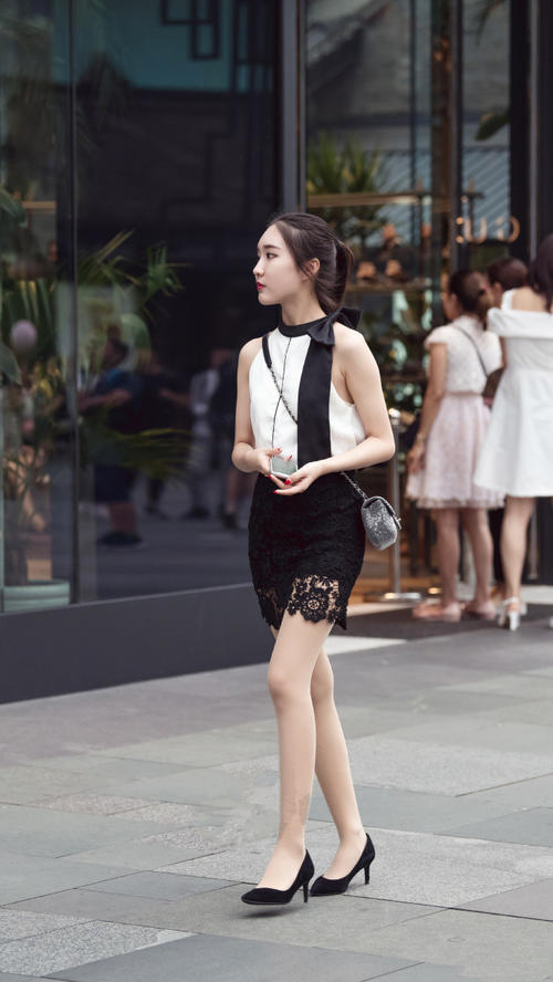 路人街拍，清秀小姐姐穿着干练又大气，五官精致，气质优雅！