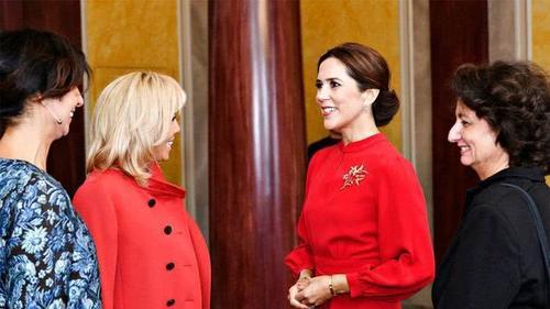 丹麦王储妃和法国第一夫人布丽吉特·马克龙是双胞胎