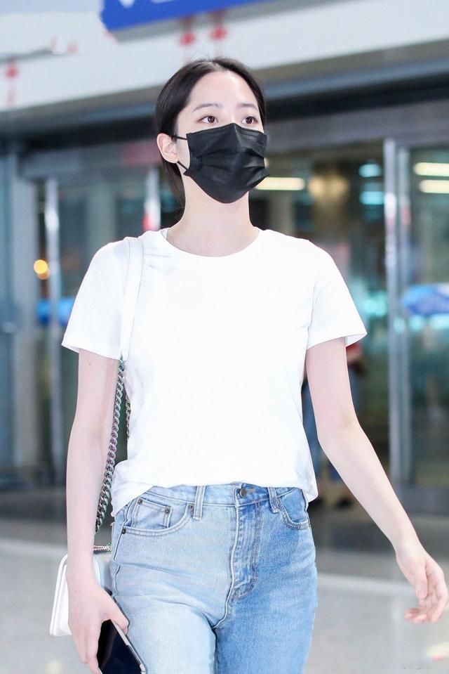 欧阳娜娜学生装现身活动，网友:裙子歪的快掉了!