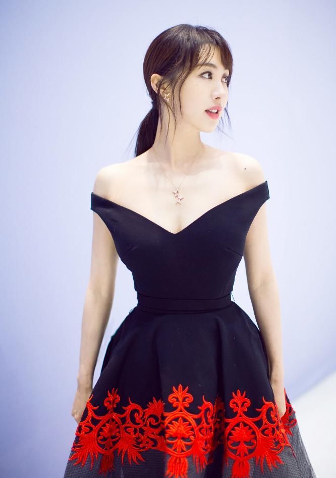 李菲儿穿一身三色裙亮相，一抹红色成亮点，造型别致很出彩!