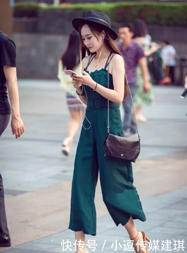  『显得』路人街拍，小姐姐妩媚动，穿土黄色的高筒袜，十分惊艳