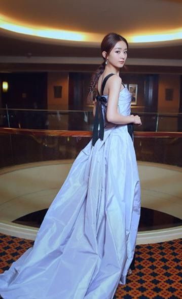 赵丽颖性感起来也是不输阵的,几次穿搭都有一种朦胧美!