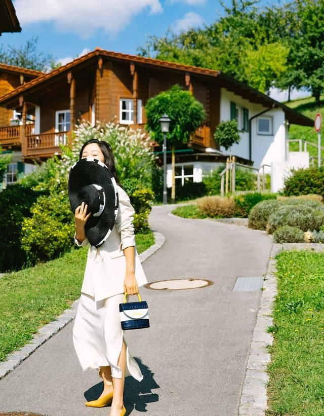  [时髦]职场女性别穿半裙了，缎面裙高级又时髦，搭配西装优雅有型
