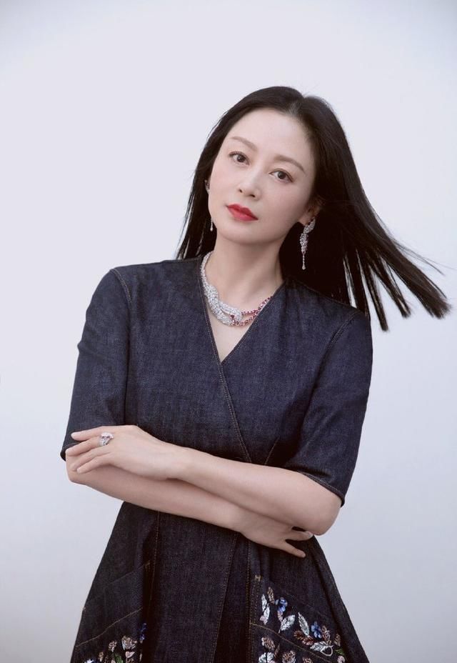  『陈红才』陈红才是最美人家富贵花，珍珠链配条纹黑裙，天然的头额骨美翻了