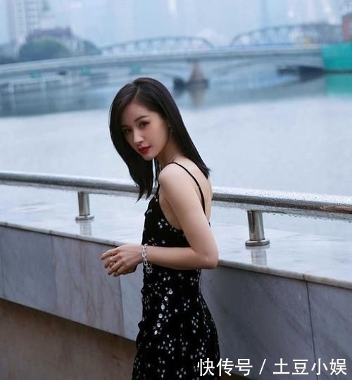 「 早已」抹胸一字裙才惊艳,32岁王子文穿上太仙了!,普通连衣裙早已过时