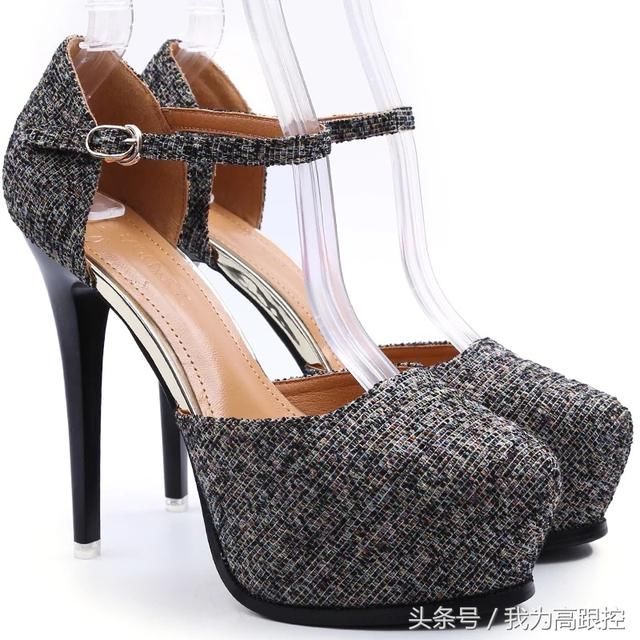 内置防水台与一字扣搭配的性感高跟鞋，即高挑又性感